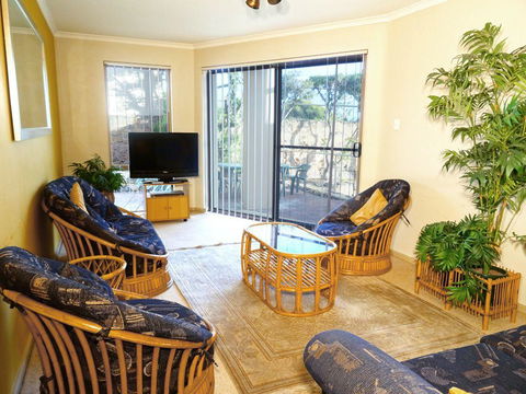 Scarborough & Absolutely Beachfront - Port Augusta Accommodation 10