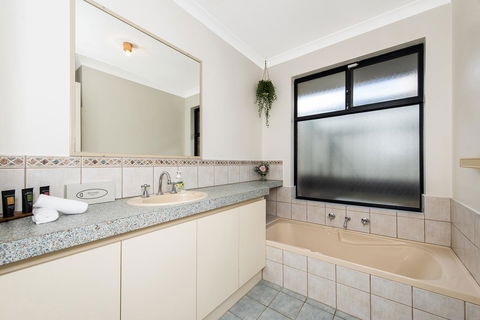 Scarborough Villa On Duke - Port Augusta Accommodation 14