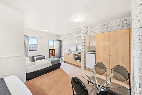 Coach House Launceston - Port Augusta Accommodation 8