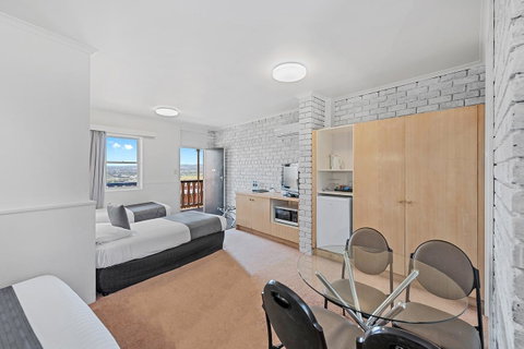 Coach House Launceston - Port Augusta Accommodation 9