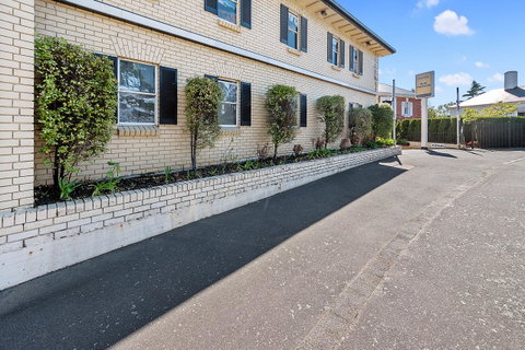 Coach House Launceston - Port Augusta Accommodation 2