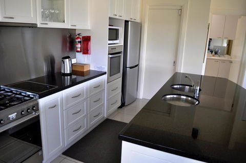 Belton Apartments-Hedge Cottage - Port Augusta Accommodation 4