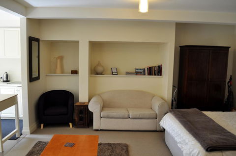 Belton Apartments-Hedge Cottage - Port Augusta Accommodation 6