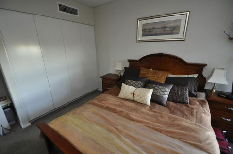 NORTH SYDNEY FULLY SELF CONTAINED MODERN 2 BED APARTMENT (16WAL) - Port Augusta Accommodation 2