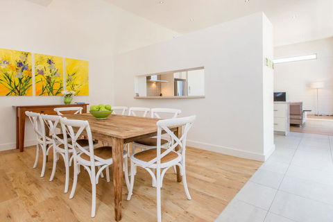 PALM COURT RETREAT - MORNINGTON - Port Augusta Accommodation 1