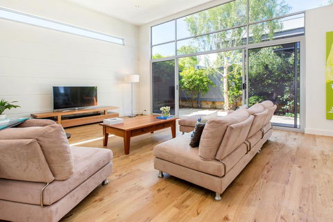 PALM COURT RETREAT - MORNINGTON - Port Augusta Accommodation 0