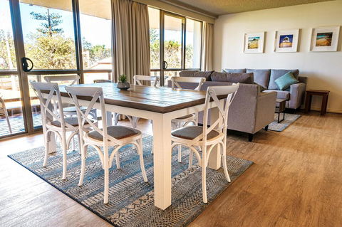 PERFECTLY POSITIONED BEACHFRONT APARTMENT-GREAT LOCATION WITH OCEAN VIEWS - Port Augusta Accommodation 2