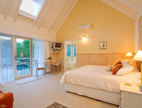 PLUM TREE STUDIO - Couples Lakeside Spa Retreat - Port Augusta Accommodation 0