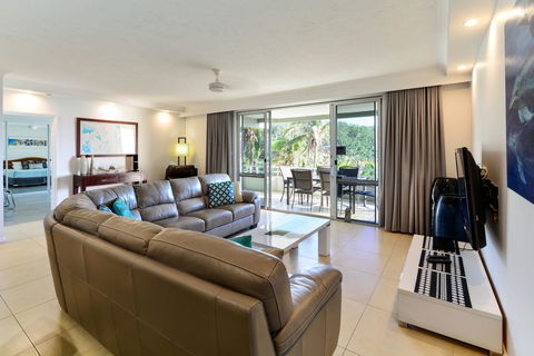 POINCIANA 101 HAMILTON ISLAND CENTRALLY LOCATED 3 BEDROOM, Plus BUGGY!! - Port Augusta Accommodation 2