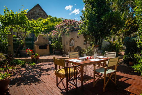 Queen Bee Cottage, Milton - Port Augusta Accommodation 1