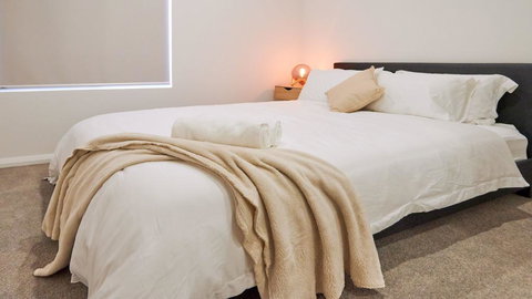 Quiet Large Balcony Living - Port Augusta Accommodation 1