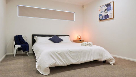Quiet Large Balcony Living - Port Augusta Accommodation 2
