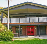 Red Door Beach House - Marcoola Beach - PET FRIENDLY FOXTEL WIFI 500 BOND Linen Supplied - Port Augusta Accommodation