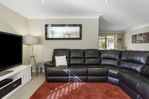 RELAXED COASTAL GETAWAY // MOMENTS TO WATERFRONT - Port Augusta Accommodation 3
