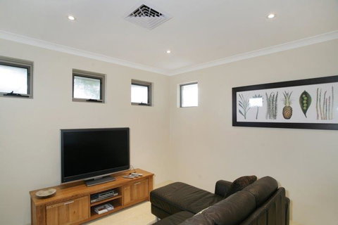 Seal 4 Bedroom House By Shoalwater Executive Homes - Port Augusta Accommodation 2
