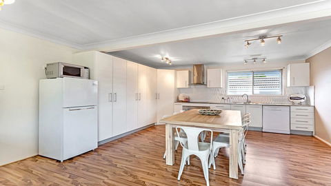 Sounds Of Sunshine Whole House - Port Augusta Accommodation 3