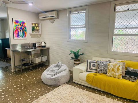 Stranded In Oz Stay In Relaxing Environment, FREE WIFI, NETFLIX, POOL, AIR CON - Port Augusta Accommodation 2