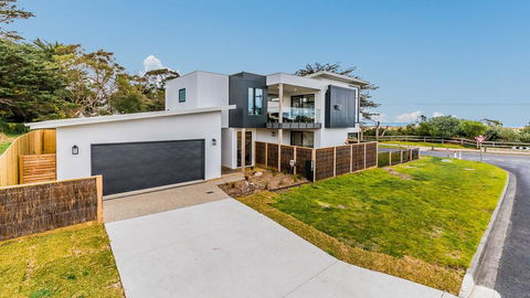 SWEEPING VIEWS - FREE WIFI & NETFLIX - PET FRIENDLY (OUTSIDE ONLY) - Port Augusta Accommodation 0