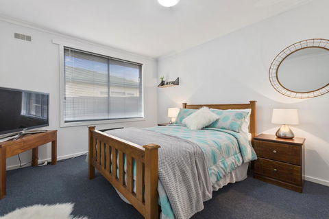 Elkie Villa - 2 Bedroom Unit - Burnie - Port Augusta Accommodation 1