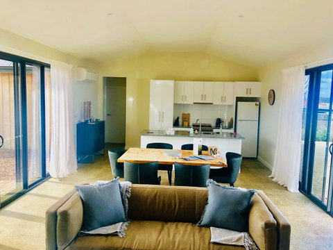 EMBRACING EVANDALE - Hosted By L'Abode Accommodation - Port Augusta Accommodation 2