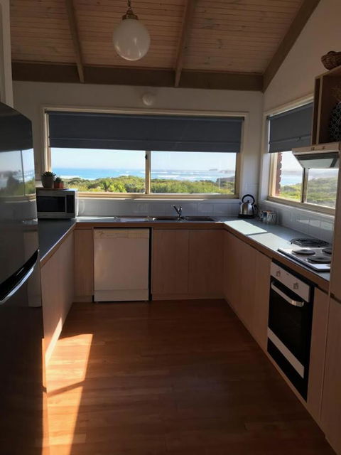 Sunsets On Martyrs Luxury Coastal Beach House Peterborough - Port Augusta Accommodation 9