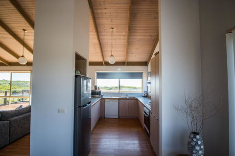 Sunsets On Martyrs Luxury Coastal Beach House Peterborough - Port Augusta Accommodation 4