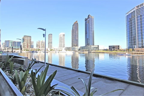 Auzzie Apartments Docklands, Melbourne - Port Augusta Accommodation 1