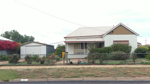 The Crooked Cottage - Port Augusta Accommodation 1