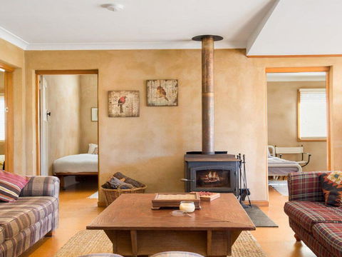 The Farmhouse - Grape Vines And Rolling Green Hills - Port Augusta Accommodation 2