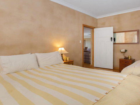 The Farmhouse - Grape Vines And Rolling Green Hills - Port Augusta Accommodation 1