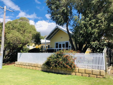 The Light And Bright Yellow Beach House - Port Augusta Accommodation 1