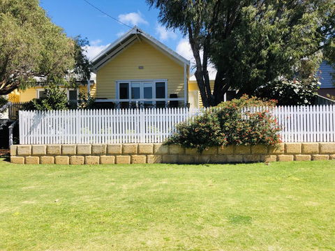 The Light And Bright Yellow Beach House - Port Augusta Accommodation 2