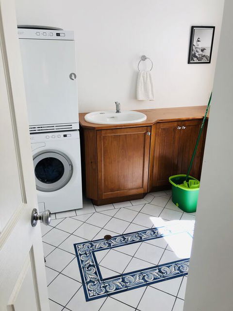 The Light And Bright Yellow Beach House - Port Augusta Accommodation 3