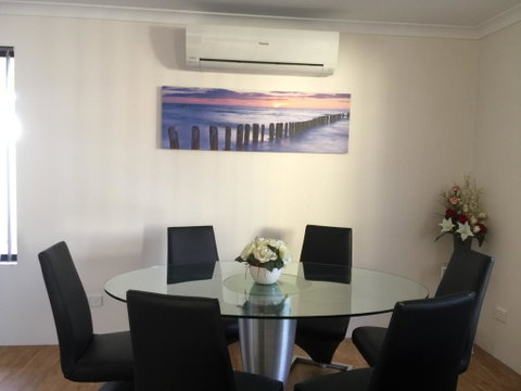 The Royal Dolphin Holiday Home - Port Augusta Accommodation 3