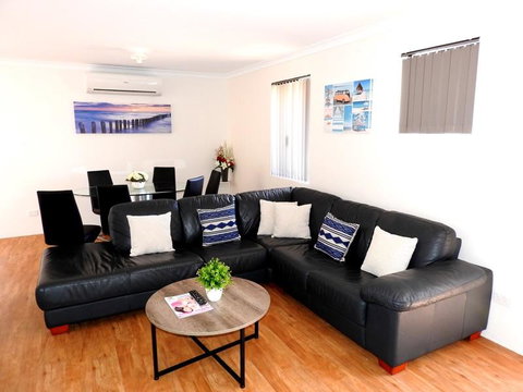 The Royal Dolphin Holiday Home - Port Augusta Accommodation 0