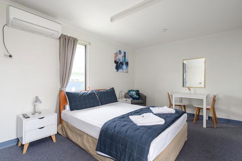 Tin Can Bay's Sleepy Lagoon Motel - Port Augusta Accommodation 2