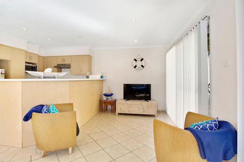 Townhouse In The Heart Of Port Stephens - Port Augusta Accommodation 3
