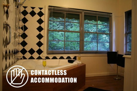 Tudor Cottages - Port Augusta Accommodation 3