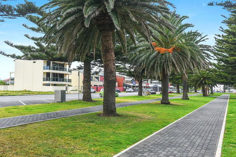 Ultimate Esplanade - 3 Storey Experience - WiFi - Port Augusta Accommodation 2