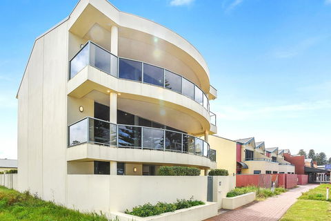 Ultimate Esplanade - 3 Storey Experience - WiFi - Port Augusta Accommodation 3