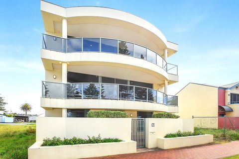 Ultimate Esplanade - 3 Storey Experience - WiFi - Port Augusta Accommodation 0