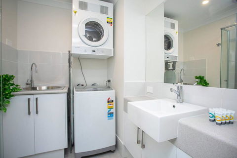 Ultimate Oasis Condo. Wifi + Netflix + Parking - Port Augusta Accommodation 2