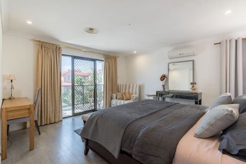ULTRA SPACIOUS STYLISH HOME IN PRESTONS - SYDNEY - Port Augusta Accommodation 2