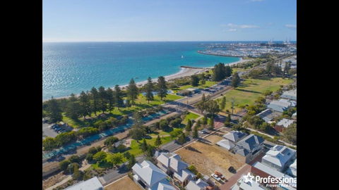 Ultra Stylish Fremantle Area - Port Augusta Accommodation 1