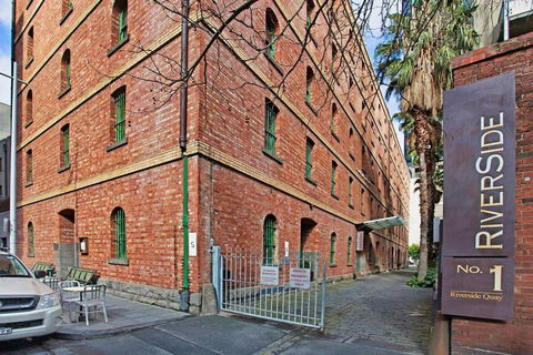 Ultra-chic Top Floor New York Style Loft Apartment - Port Augusta Accommodation 0