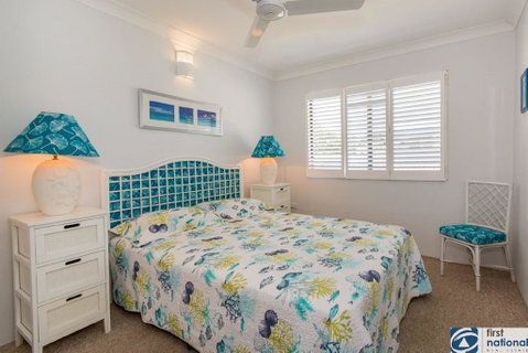 VIEWS VIEWS VIEWS! Front Top Floor Waterfront Unit - Chnook Apartments South Esp, Bongaree - Port Augusta Accommodation 2