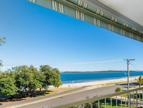 VIEWS VIEWS VIEWS! Front Top Floor Waterfront Unit - Chnook Apartments South Esp, Bongaree - Port Augusta Accommodation 0