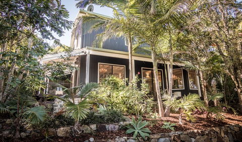 Vintage Inspired Three Bedroom Home- Heated Pool! - Port Augusta Accommodation 0