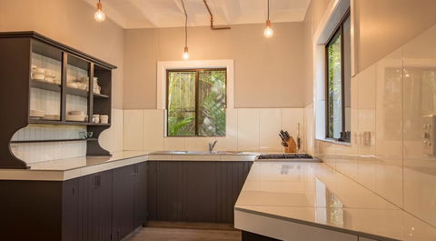 Vintage Inspired Three Bedroom Home- Heated Pool! - Port Augusta Accommodation 3
