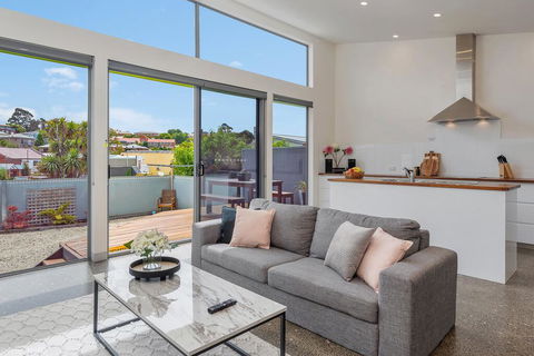 Walk To Salamanca, Queens Cottage LUX 3bdm Queens Cottage - Port Augusta Accommodation 0